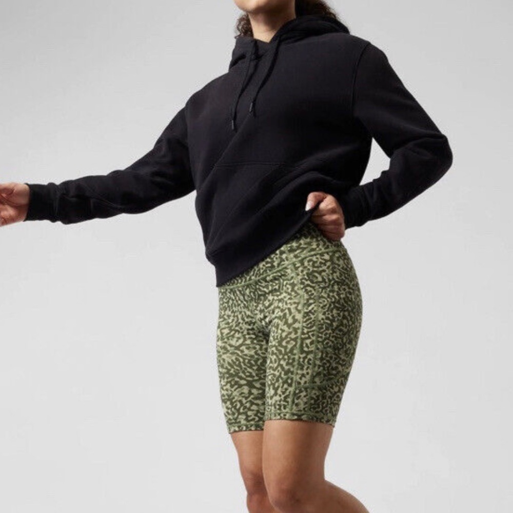 athleta clouded leopard olive ultimate stash pocket ll 7” bike short NWT